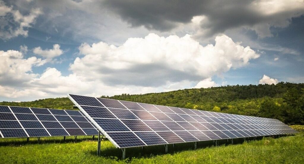 Se construiește o centrală fotovoltaică de 50 MW, cu baterii de stocare, în Apuseni, la Ponor