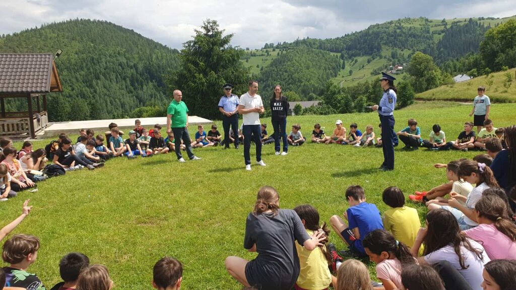 Polițiștii au organizat acțiuni educative în taberele de la Ighiu, Albac și Arieșeni pentru 400 de copii