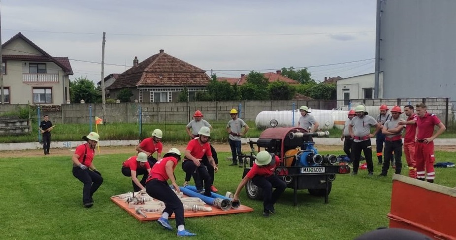 Serviciile voluntare şi private pentru situaţii de urgenţă din Bihor s-au întrecut în Aleșd în cadrul competiției județene de profil