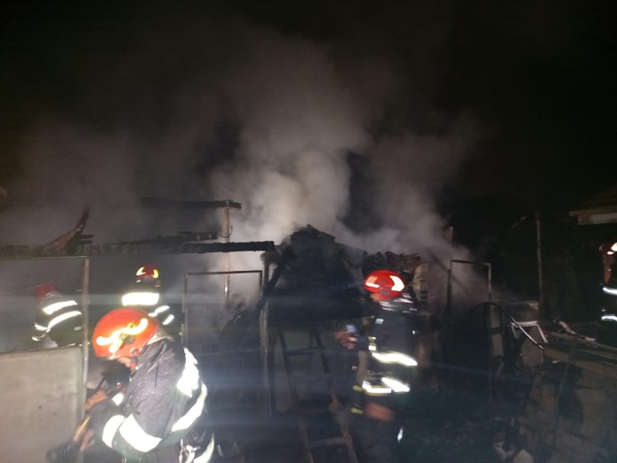 Incendiu în miez de noapte, la o gospodărie din Sântandrei