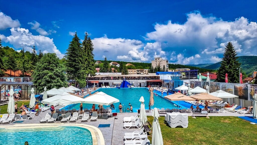 Oază de răcoare în Apuseni, în weekend: 3 bazine cu apă termală la Băile Daco-Romane din Geoagiu Băi