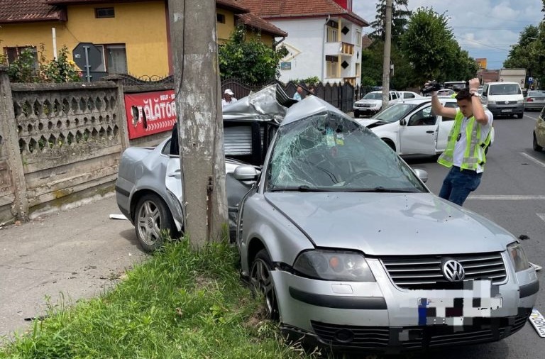 O mașină a fost făcută praf în Hunedoara: Un tânăr a fost rănit