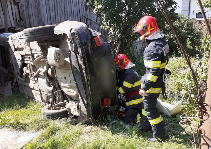 Un șofer a plonjat de pe drum, de la o înălțime de 4 metri, într-o curte din Negreni