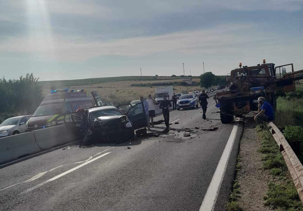 O mașină s-a făcut praf pe DN1 Turda – Cluj: Accident cu trei victime lângă Tureni