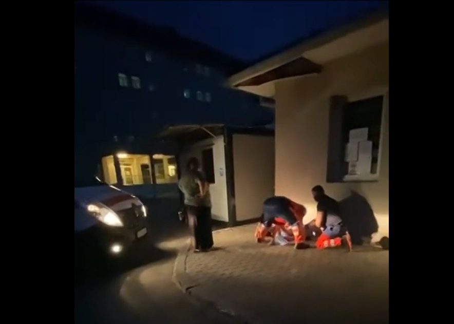 O femeie a născut pe un trotuar pentru că NU a fost primită într-un spital din România (VIDEO)