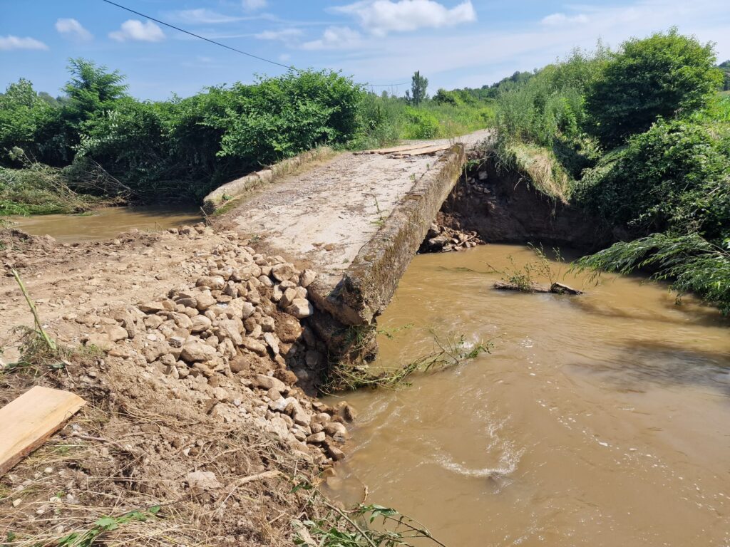 Podeț distrus la Minișel. Localitatea este izolată!