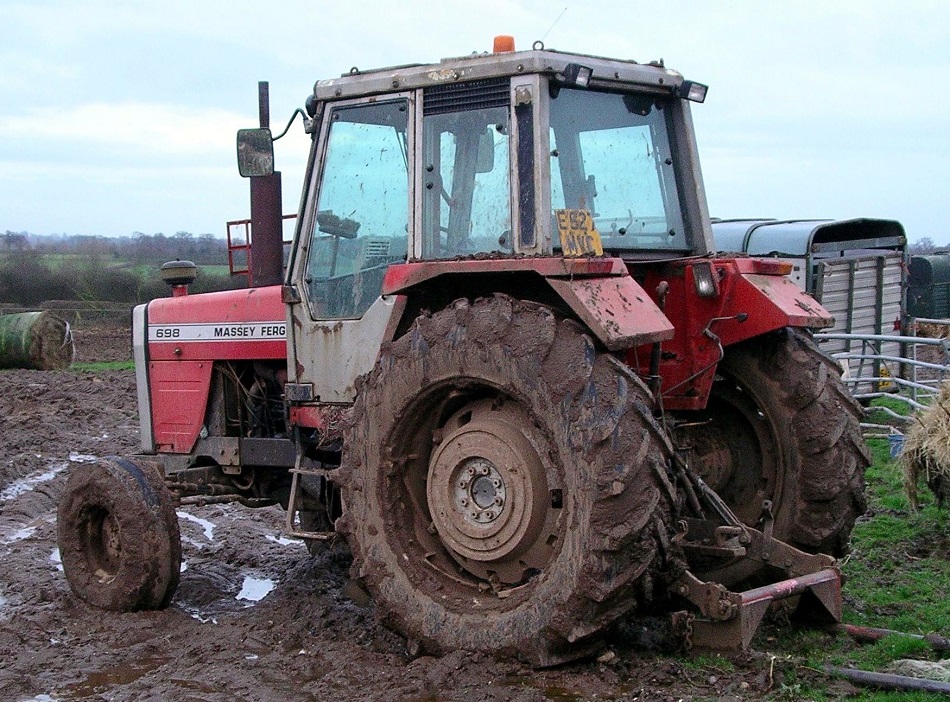 Tractorist prins băut și fără permis la volan în Forosig, Bihor