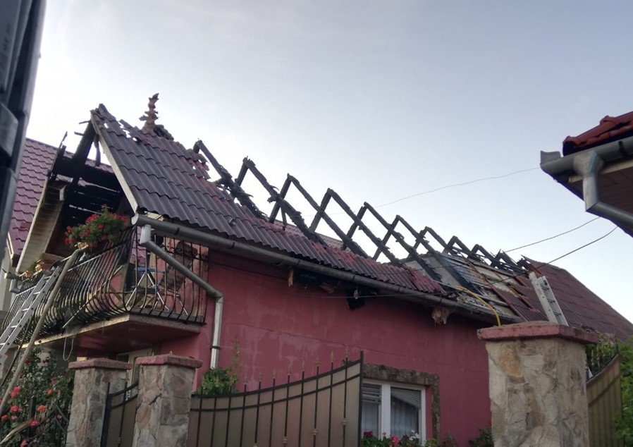 O casă din Bicăcel, comuna Lăzăreni, a fost cuprinsă de flăcări din cauza unui scurtcircuit