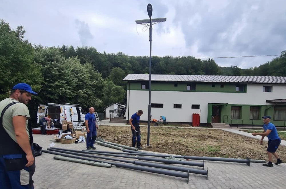 Ionel Bulbuc: S-au montat în Tabăra Moneasa noii stâlpi cu panouri fotovoltaice inteligente și corpuri de iluminat cu LED