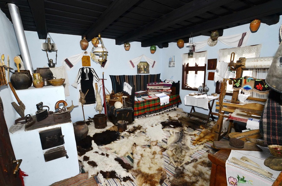 Expoziție inedită de obiecte tradiționale, într-o căsuță țărănească de lemn, în Țara Hațegului