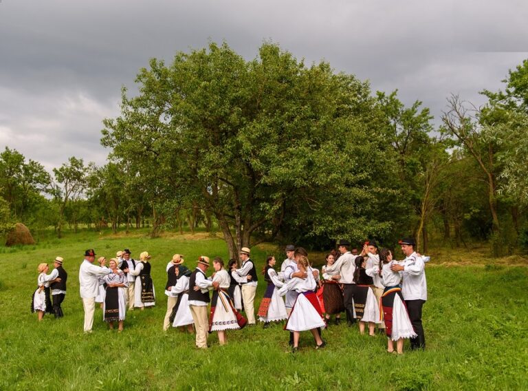 Aproape 2000 de participanți la a doua ediție a Festivalului Fructelor de Pădure din Valea Ierii