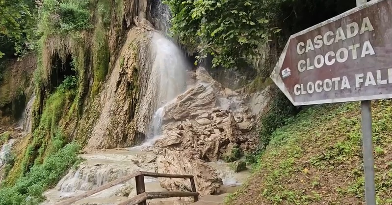 Cascada Clocota, din Geoagiu Băi, s-a prăbușit, după ce bolovani mari s-au prăvălit de la înălțime