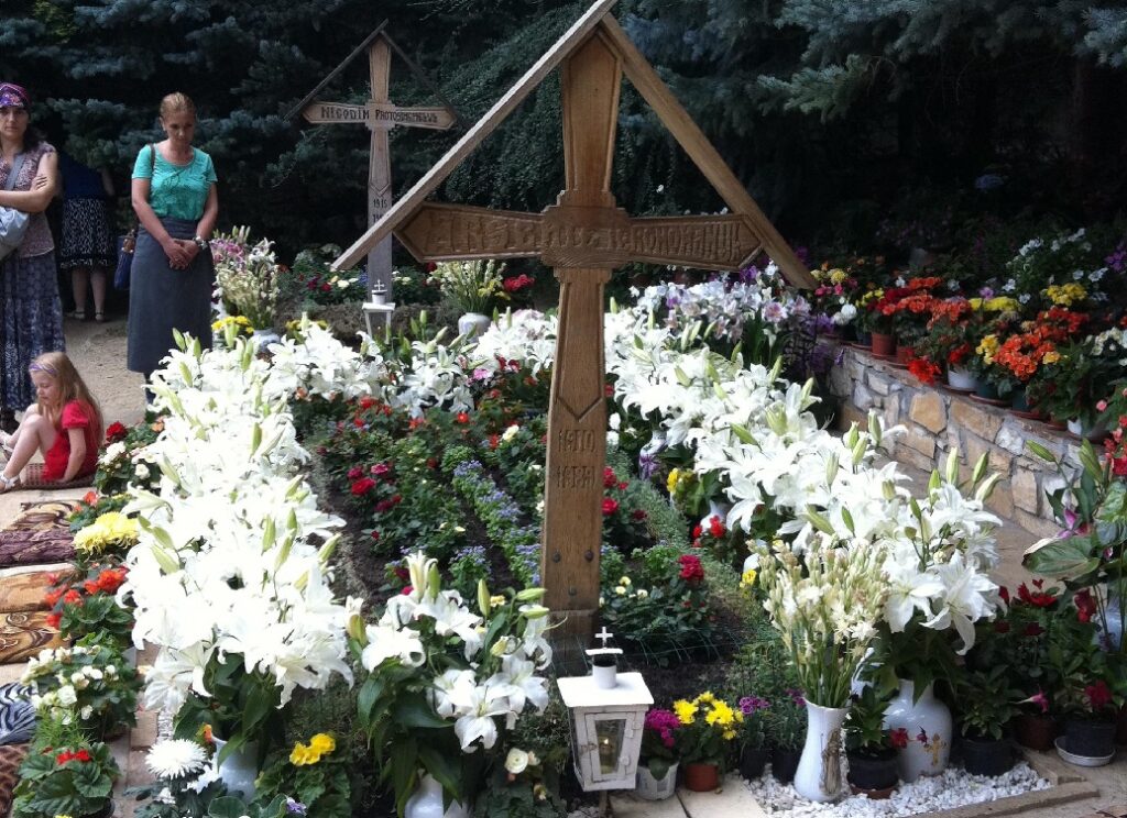 VIDEO de la mormântul părintelui Arsenie Boca, care-și duce somnul veșnic la Mănăstirea Prislop