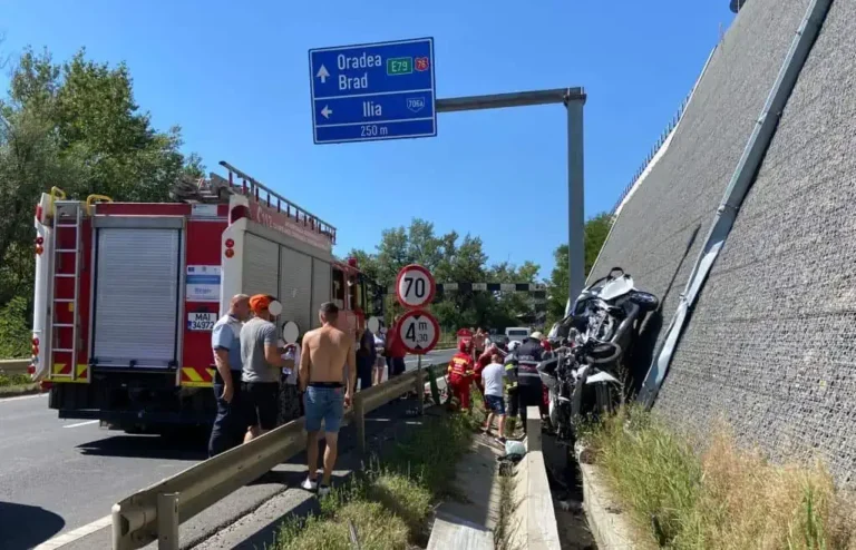Accident grav pe DN76 Deva-Brad: O mașină s-a răsturnat pe zidul de susținere al autostrăzii