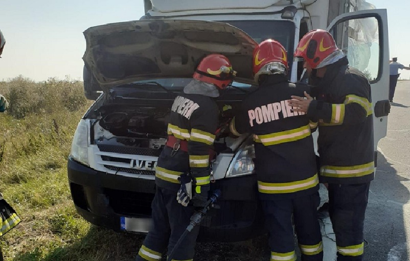 O mașină a luat foc în Tureni: Șoferul a reușit să stingă flăcările