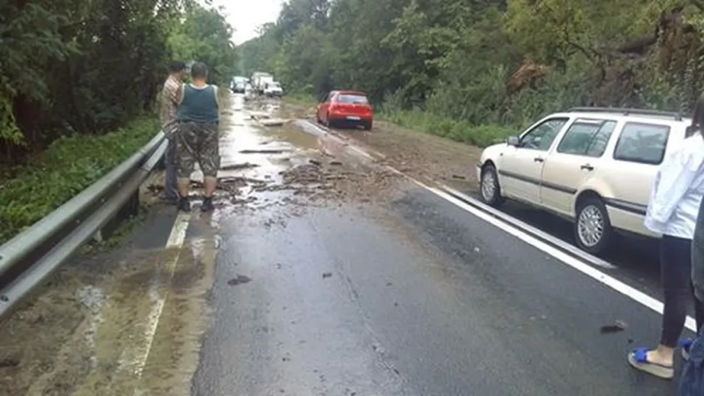 Trafic îngreunat pe DN75, între Bistra și Baia de Arieș, din cauza aluviunilor scurse de pe versanți