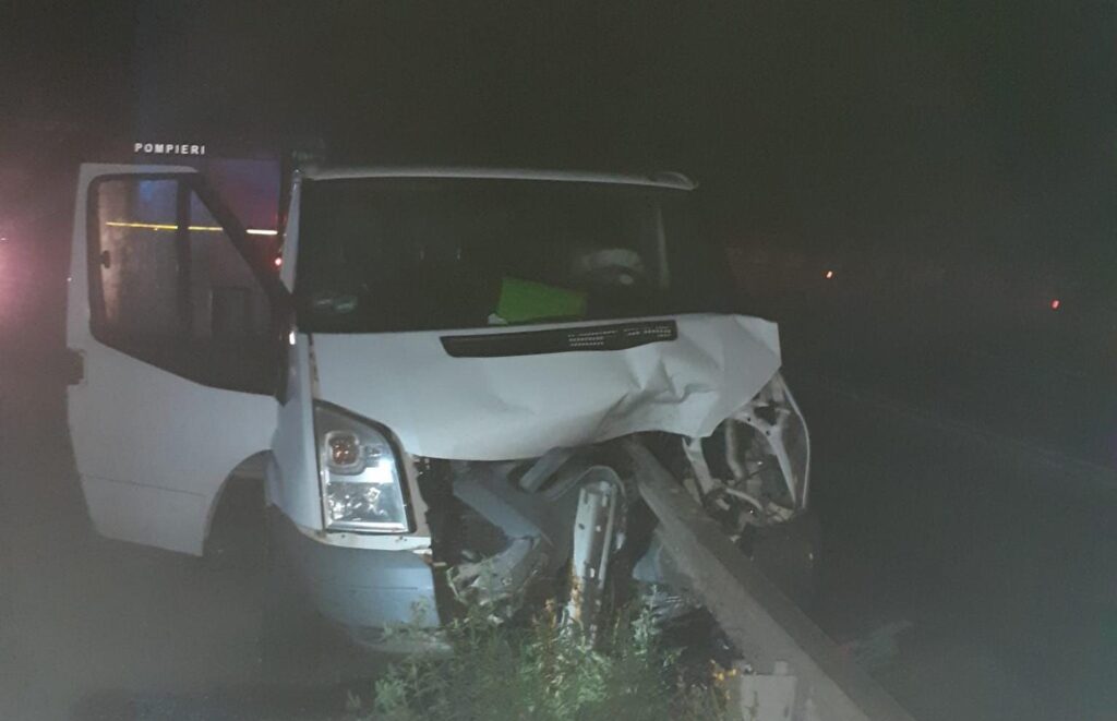 Accident pe DN1E60 Oradea-Cluj, la Negreni: Un șofer a intrat cu autoutilitara într-un parapet metalic
