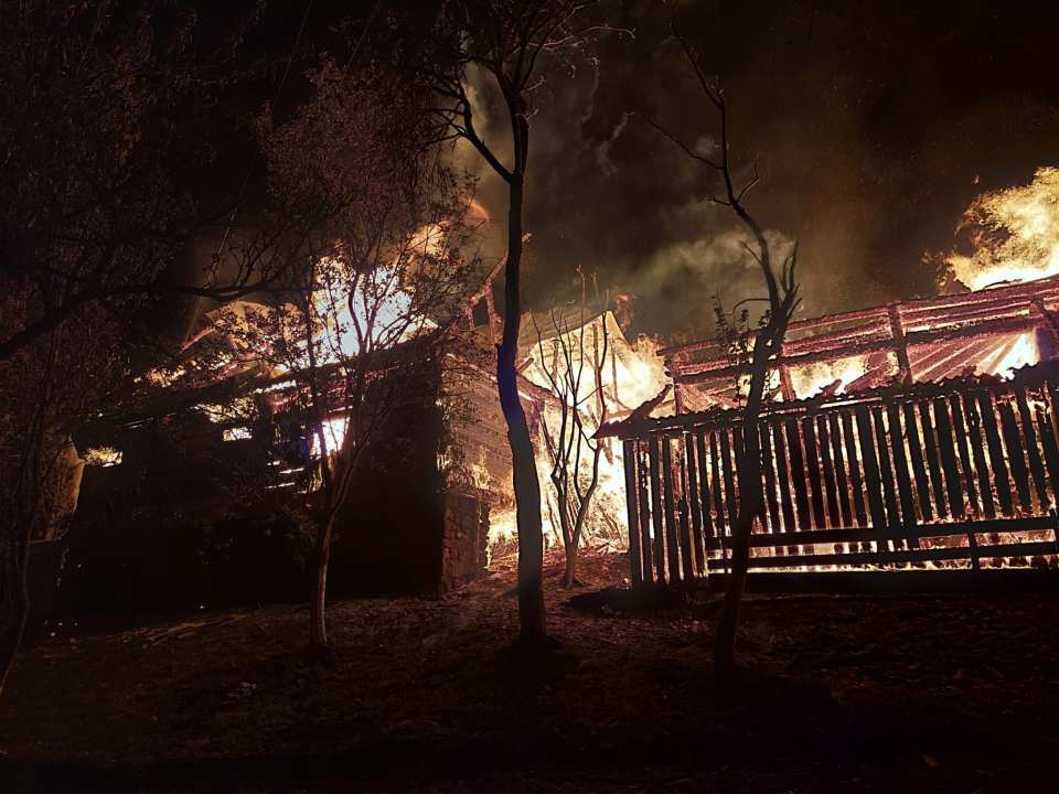Un incendiu a izbucnit în Cărpiniș, Roșia Montană: O anexă gospodărească a luat foc!