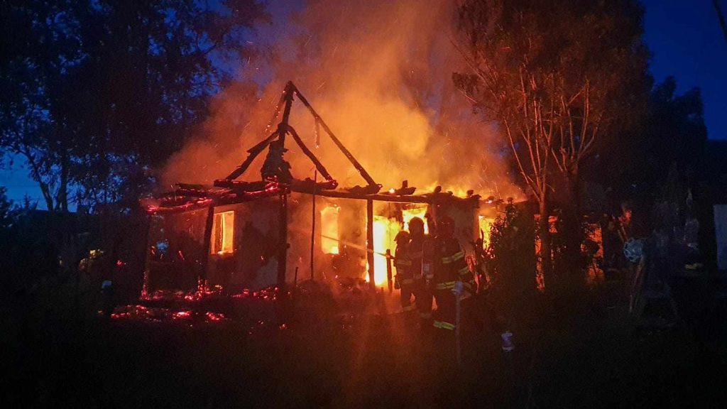 O casă a fost complet distrusă de flăcări în satul Sulighete, din comuna Șoimuș