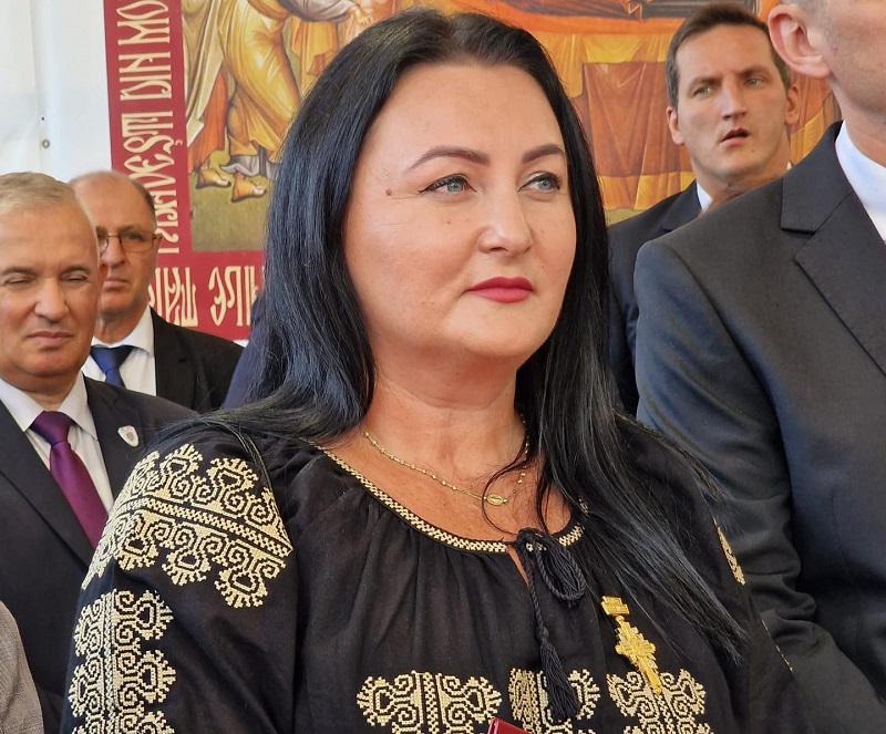 Prefectul Clujului, Irina Munteanu, a primit distincția Crucea Transilvană, de la ÎPS Andrei Andreicuț