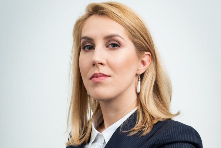 Oana Murariu: De ce economia privată trebuie să salveze România prin acoperirea deficitului bugetar creat sinecurile PSD și PNL?