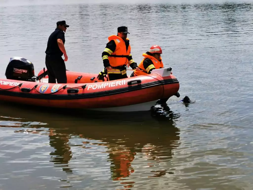 Un bărbat din Deva s-a înecat în balta din Hărău: Bărbatul a fost găsit de pompieri pe fundul balții