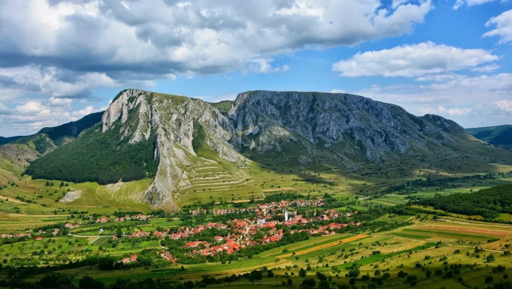 Două bijuterii ale naturii care au unit maghiarii și românii – Piatra Secuiului și Cetatea Trascăului
