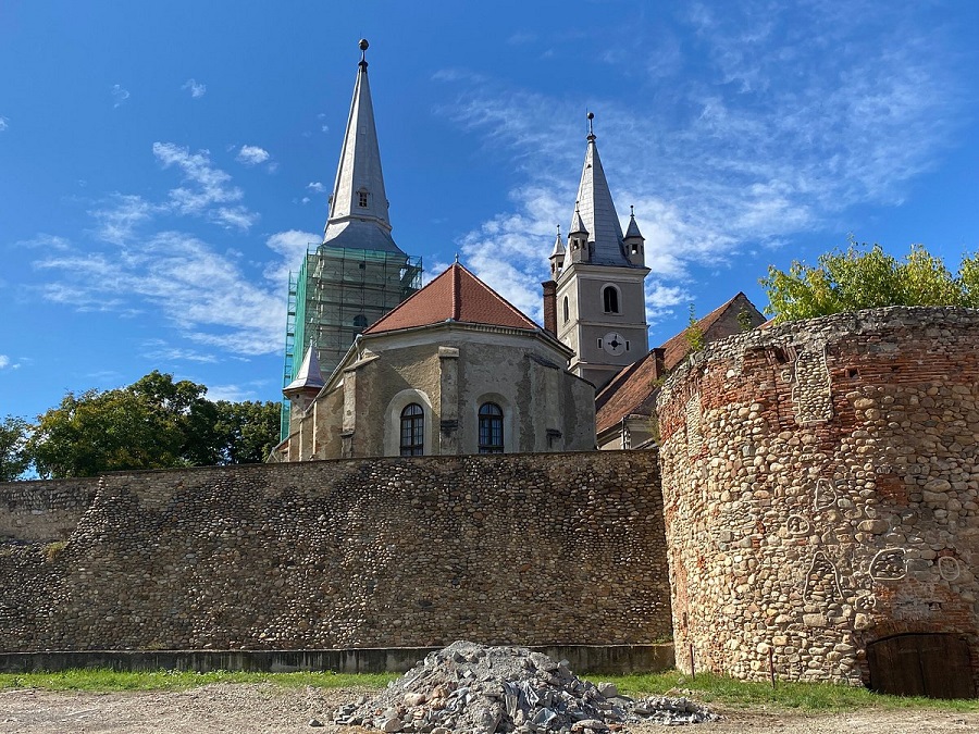 Cetatea Orăştiei, o fascinantă călătorie în istoria medievală a Transilvaniei: Cu ocazia cuceririi orașului de către turci a fost avariată și biserica din incinta cetății