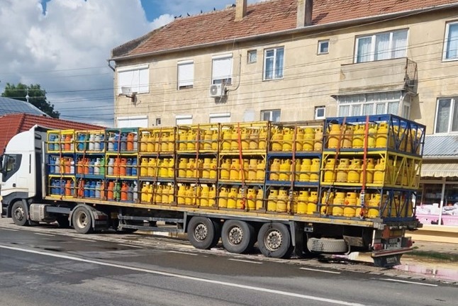 Pompierii bihoreni au acționat pentru prevenirea unei explozii la un TIR încărcat cu 800 de butelii