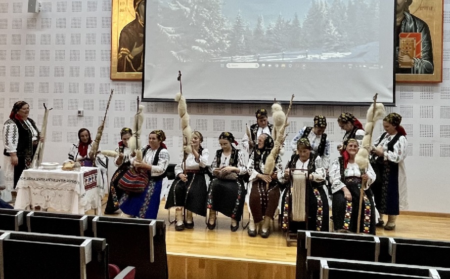 Obiceiuri și jocuri tradiționale, prezentate de grupul tradițional al sătenilor din Negreni, participanților la o conferință internaționale