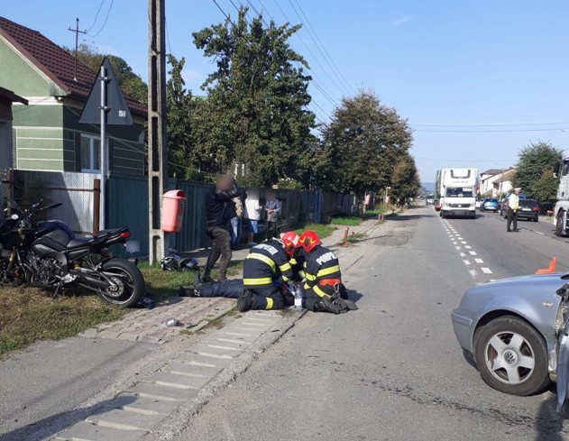 Accident în Gilău: Un motociclist rănit a fost transportat de urgență la spital