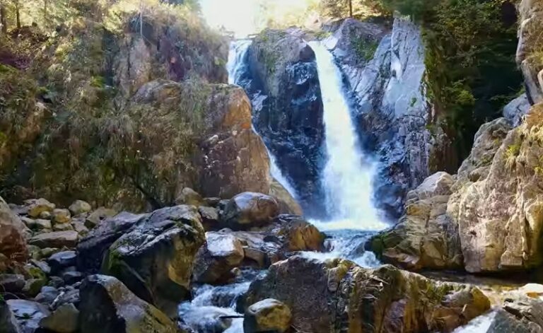 (VIDEO) Cascada Lolaia, o bijuterie a Retezatului,  la 1050m, colectează apele a patru văi glaciare