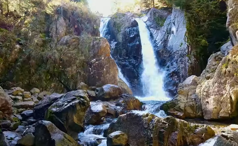(VIDEO) Cascada Lolaia, o bijuterie a Retezatului,  la 1050m, colectează apele a patru văi glaciare