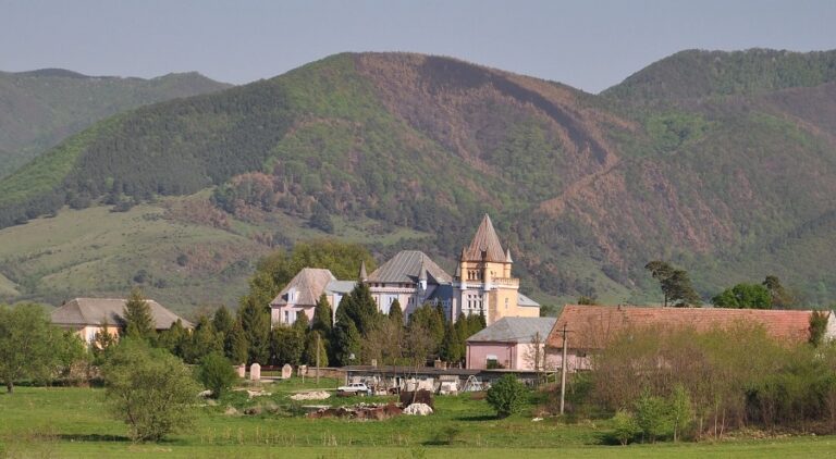 Castelul Kendeffy din Sântămăria Orlea, ridicat în stil gotic de contele Elek Kendeffy pe ruinele unui conac medieval