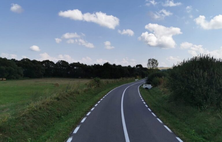 Se efectuază lucrări de marcaje rutiere la drumurile de munte din Cluj, Apuseni