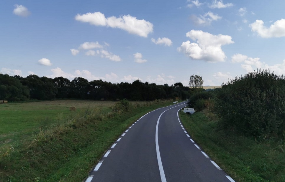 Se efectuază lucrări de marcaje rutiere la drumurile de munte din Cluj, Apuseni