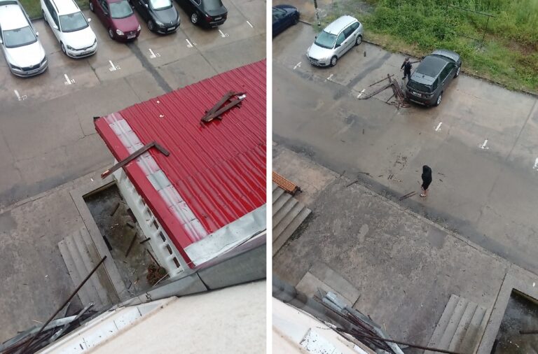 (FOTO) A căzut o tablă pusă pe bârnele dintr-un pod, dintr-un bloc din Brad