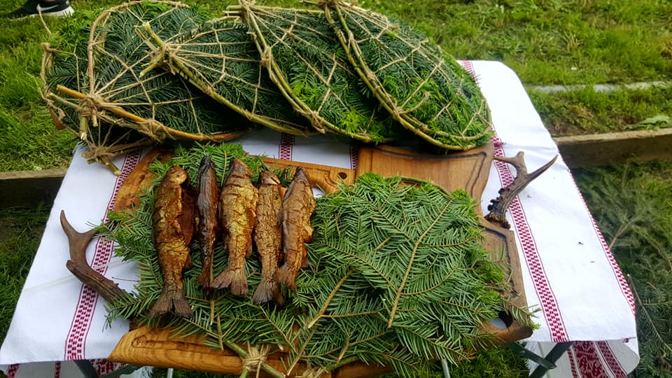 Bunătate din apele reci din Munții Apuseni: Păstrăvi în coajă de brad! Gustul este desăvărşit pentru că reţeta este autentică!