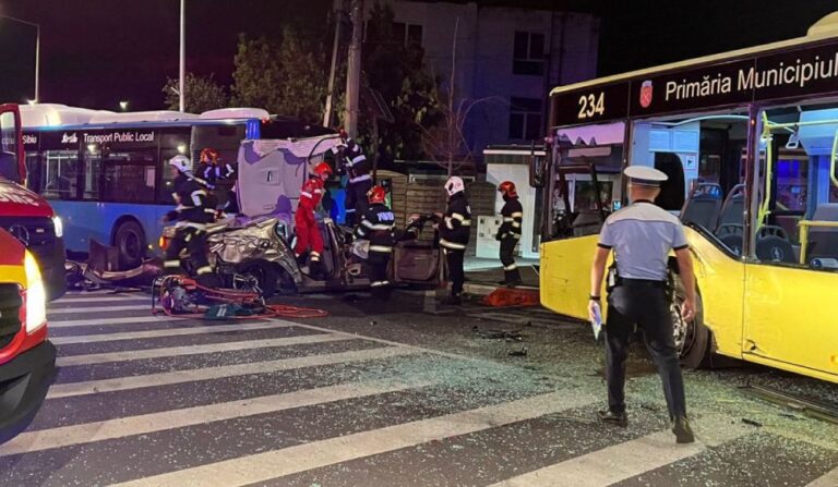 Un șofer aflat la volanul unui BMW înmatriculat ZEU, şi-a omorât o prietenă lângă Cimitirul Municipal, după ce a pierdut controlul maşinii