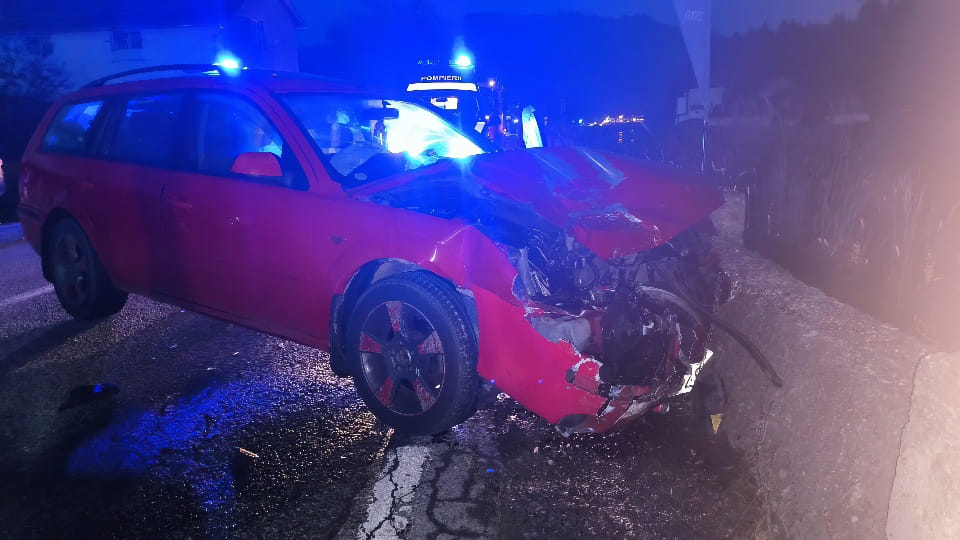 Două persoane au fost rănite într-un accident pe centura ocolitoare a orașului Câmpeni