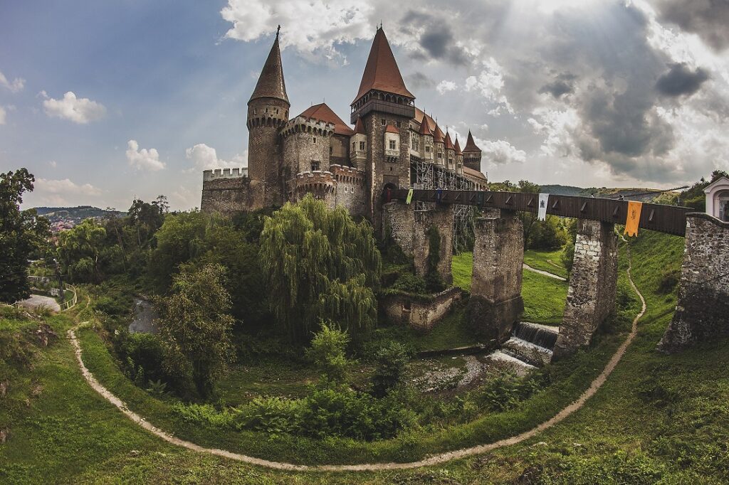 Castelul Corvinilor, unul dintre cele mai apreciate monumente de arhitectură gotică din Europa