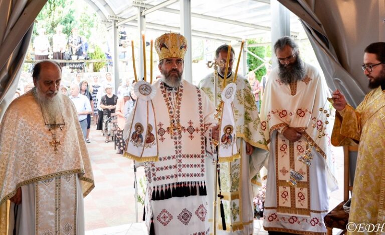 Hram la Mănăstirea Crișcior: Preasfințitul Părinte Gherontie Hunedoreanul a săvârșit Sfânta Liturghie la Mănăstirea Crișcior
