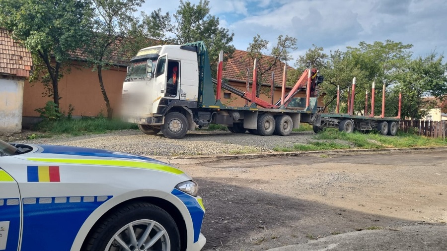Drujbarul din Mărgău-Săcuieu, prins de poliție cu camionul de lemne: Plânge Vlădeasa de cât s-a tăiat!
