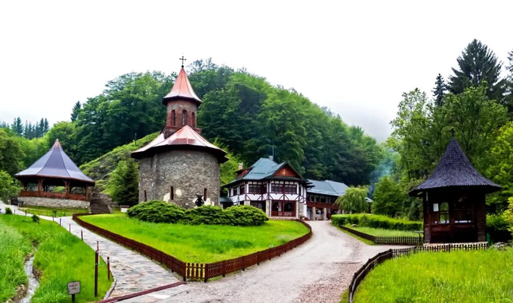 VIDEO de la Mănăstirea Prislop: Părintele Arsenie Boca se ruga noaptea pentru poporul român