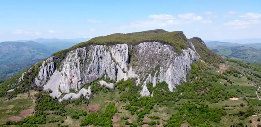 Vârful Vulcan, grănicerul dintre Țara Moților și Țara Zarandului, aflat la cumpăna izvoarelor Crișului Alb și Arieșului