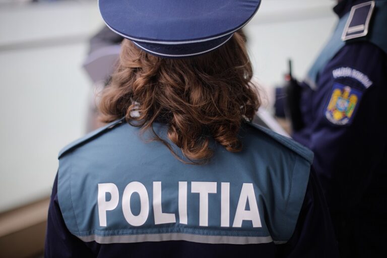 (VIDEO) O fetiță de 12 ani a fost bătută de alte fete din cauza unui băiat în Hunedoara: Poliția a intervenit!