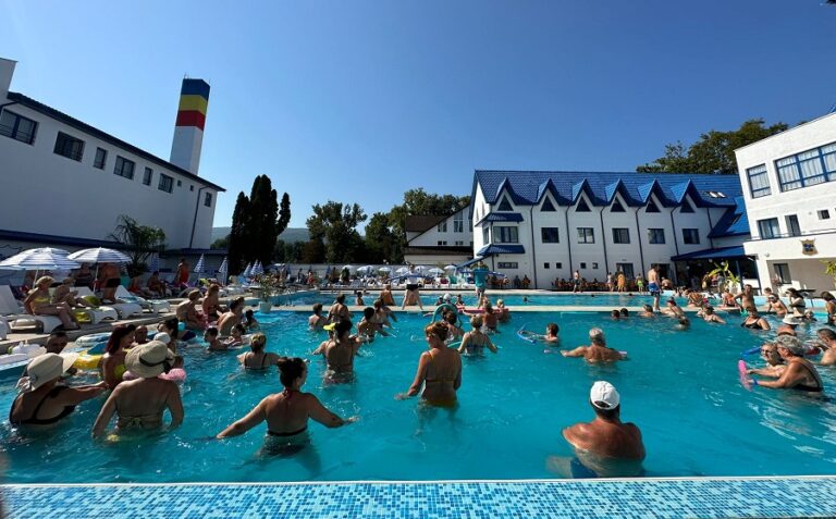 Vreme încă de vară, bună pentru baie, la ștrandul Vața Băi: Bazinele cu apă termală, bazinul semiolimpic și bazinul cu hidromasa vă așteaptă!