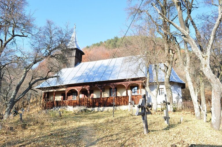 Biserica de lemn din Dealul Geoagiului, într-un loc izolat din Apuseni, uitat de oameni și de timp