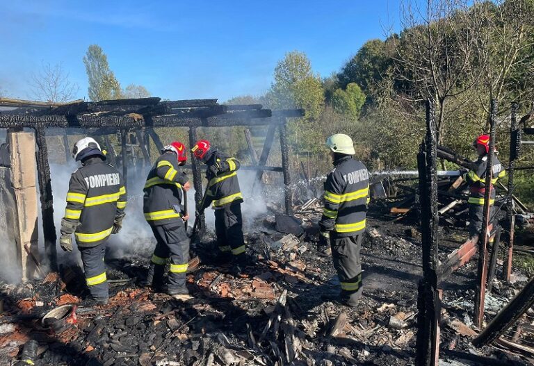 Pompierii din Brad au intervenit la un incendiu în Podele, izbucnit la bucătăria de vară a unei gospodării