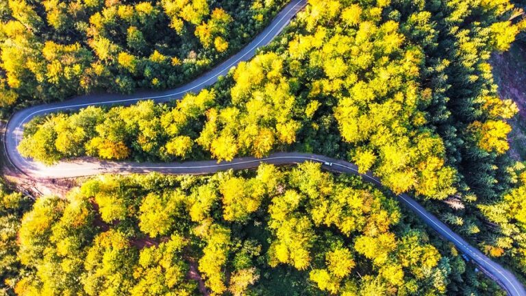 (FOTO) Octombrie pe drumurile din Apuseni: Turiștii se înghesuie să vadă priveliștile de vis!